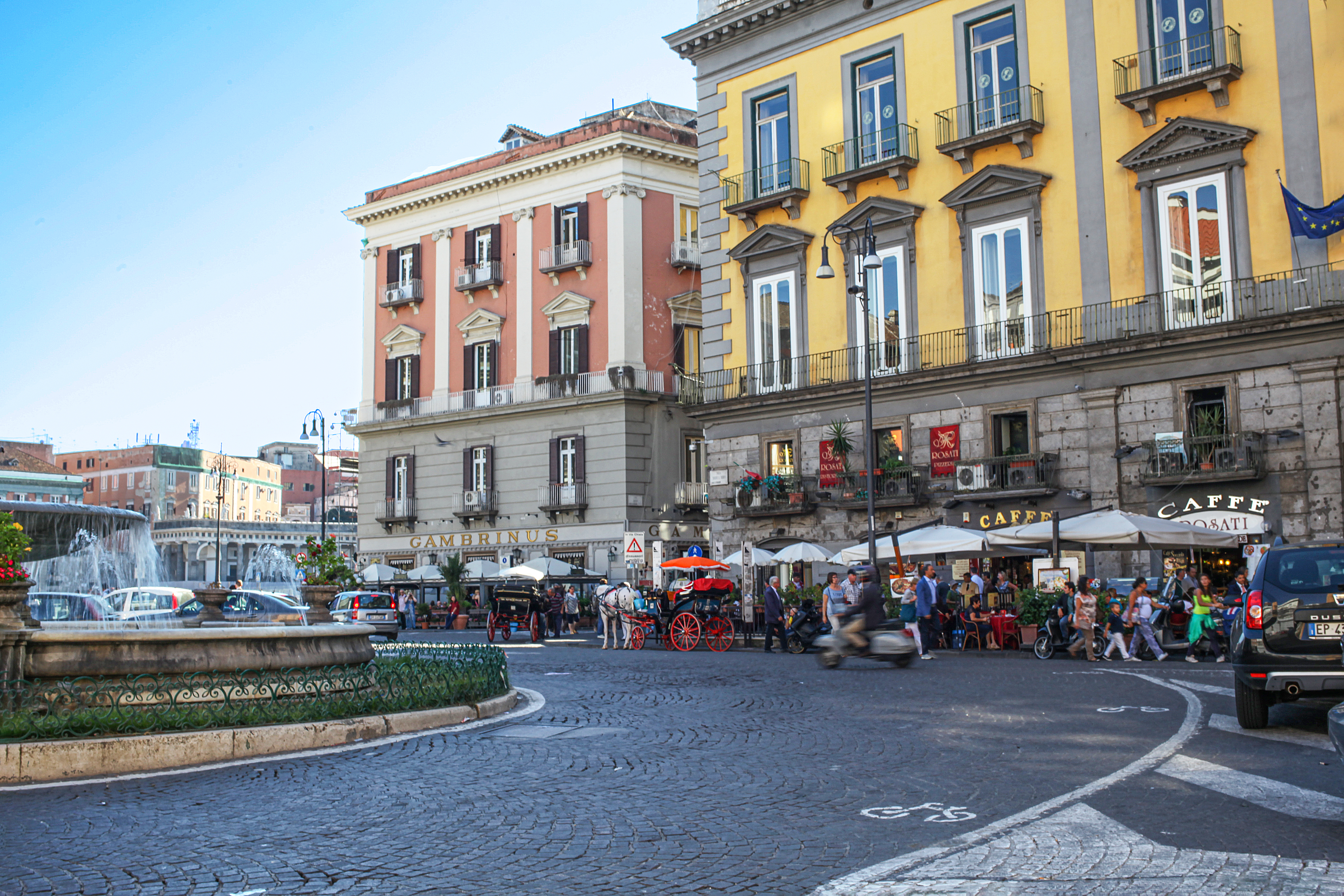 Napoli-  Trieste e Trento meydanı
